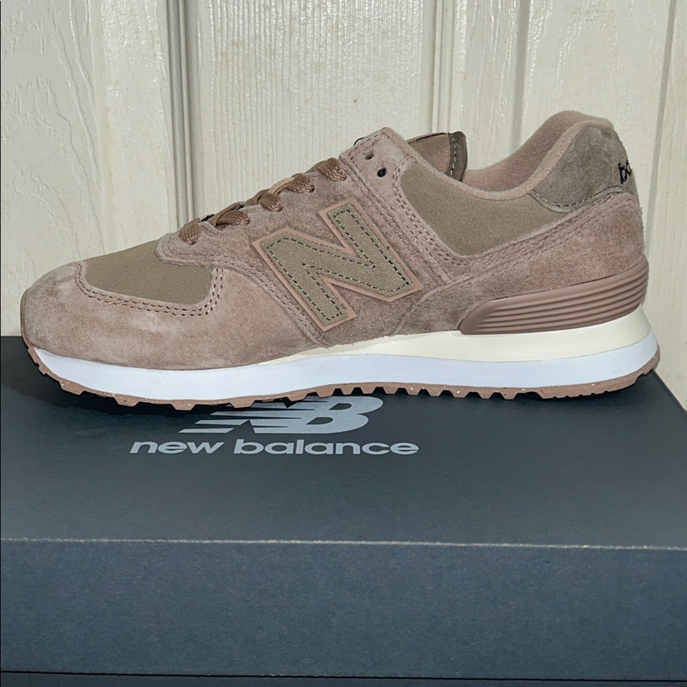 New Balance Women's 574 V2 Sea Salt Sneaker - Picture 7 of 8